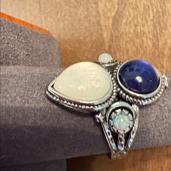 HOLDING Elegant Silver Moonstone and Blue Labradorite Ring - Picture 5 of 13